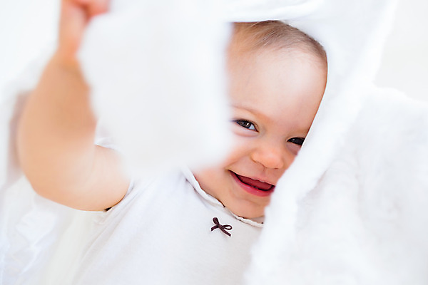 포토 JPG 해외이미지 백인 응시 여자 행복 얼굴 아파트 주택 실내 건강 한명 미소 기쁨 이불 아기 신생아 잡기 달콤 소프트포커스 작음 시트 걸음마 결백 천진난만 해외202004 해외포토 서양인 1 시선 감정 컨셉 침구 모션 촬영기법 표정 사람 내부 건물 신체부위 맛 크기 파일형식