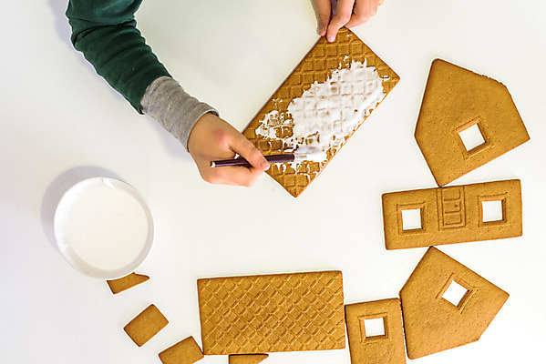 포토 JPG 해외이미지 모양 백인 전통 손 계절 행복 어린이 음식 크리스마스 겨울 가족 탁자 디저트 사탕 요리 사람 장식 쿠키 주방 빵집 흰색 축하 달콤 설탕 굽기 준비 반죽 만들기 해외202004 해외포토 서양인 기념일 감정 컬러 가구 컨셉 관계 모션 신체부위 상점 맛 구이 파일형식