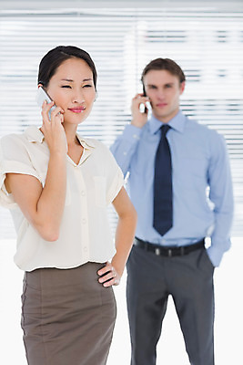 포토 JPG 해외이미지 백인 응시 여자 남자 행복 비즈니스 직장 실내 서기 미소 동양인 20대 두명 스마트폰 사무실 비즈니스맨 비즈니스우먼 무선전화기 전화기 스타일 해외202004 해외포토 서양인 시선 감정 회사 모션 표정 사람 인종 청년 내부 핸드폰 스마트기기 직장인 파일형식