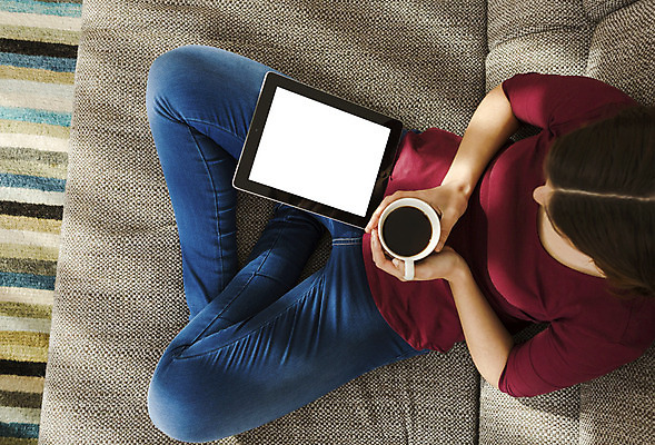 포토 JPG 해외이미지 디자인 여자 커피 인터넷 휴식 주택 실내 한명 사람 앉기 30대 소파 알약 펜 우주 디지털 스크린 방 터치 마시기 가리킴 업무 차 무선전화기 리빙 해외202004 해외포토 1 음료 컨셉 의자 모션 손짓 내부 건물 장년 필기구 약 작업 전화기 파일형식