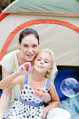 포토 JPG 해외이미지 백인 딸 행복 어린이 가족 자연 엄마 휴가 함께함 텐트 사랑 사람 성인 야외 두명 캠핑 장비 시골 숲 캠핑장 언니 해외202004 해외포토 서양인 감정 컨셉 관계 레저 캠핑도구 생태계 자매 파일형식