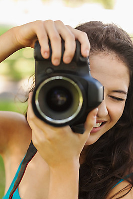 포토 JPG 해외이미지 공원 여자 한명 미소 들기 상반신 청년 성인 취미 야외 앞모습 사진촬영 성인여자한명만 해외202004 해외포토 1 공공시설 뷰포인트 모션 표정 사람 촬영 여자한명만 성인여자만 파일형식