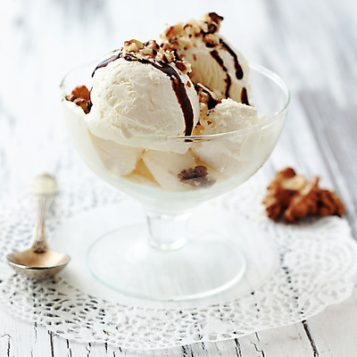 포토 JPG 해외이미지 음식 아이스크림 디저트 사람없음 초콜릿 숟가락 냉동 견과류 흰색 달콤 크림 정사각형 호두 시럽 바닐라 맛있는 해외202004 해외포토 도형 컬러 수저 맛 파일형식