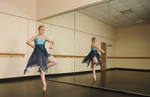 포토 JPG 해외이미지 백인 여자 청소년 실내 한명 서기 10대 치마 반사 거울 춤 우아함 발레 발레리나 십대여자한명만 해외202004 해외포토 서양인 1 컨셉 모션 하의 문화예술 사람 내부 여자한명만 십대여자만 파일형식