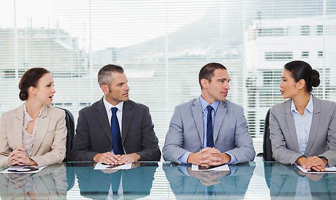 포토 JPG 해외이미지 백인 응시 여자 남자 실내 앉기 동양인 여러명 상반신 20대 성인 30대 사무실 마주보기 비즈니스맨 비즈니스우먼 직원 면접 소통 면접관 해외202004 해외포토 서양인 시선 다수 컨셉 비즈니스 모션 사람 인종 청년 내부 장년 직장인 파일형식