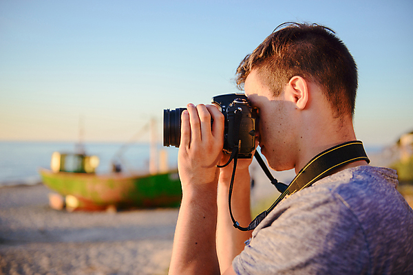 포토 JPG 해외이미지 남자 바다 하늘 한명 들기 사람 상반신 성인 취미 옆모습 카메라 사진촬영 황혼 일몰 사진사 성인남자한명만 해외202004 해외포토 1 뷰포인트 모션 전자제품 노을 촬영 작가 남자한명만 성인남자만 파일형식