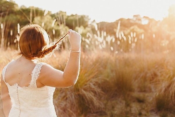 포토 JPG 해외이미지 백인 모델 전통 헤어스타일 드레스 여자 행복 결혼 결혼식 사랑 서기 사람 사람없음 섹시 머리 유행 낭만 흰색 화려 우아함 머리장식 베일 스타일링 스타일 해외202004 관능적 해외포토 서양인 옷 감정 컬러 컨셉 모션 이벤트 신체부위 장식 파일형식
