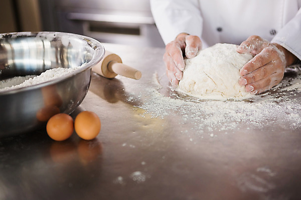 포토 JPG 해외이미지 직업 손 유니폼 실내 요리 한명 서기 사람 신체부위 주방 식당 요리사 신선 작업 직원 준비 날것 반죽 만들기 밀가루 밀대 밀가루반죽 제빵사 핸드메이드 해외202004 해외포토 1 옷 모션 주방용품 내부 상점 가루 파일형식