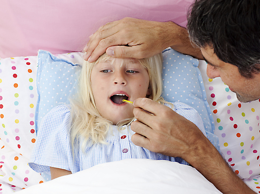 포토 JPG 해외이미지 백인 남자 딸 어린이 가족 실내 건강 사람 상반신 성인 두명 앞모습 옆모습 눕기 침실 열 아빠 질병 온도계 간호 돌봄 의료성형뷰티 손짚기 부녀 해외202004 해외포토 서양인 뷰포인트 의학 관계 모션 손짓 내부 파일형식