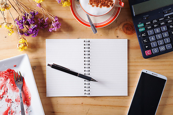 포토 JPG 해외이미지 접시 디자인 종이 백그라운드 아이디어 사람없음 스마트폰 펜 다이어리 공책 공백 카페 계산기 페이지 해외202004 해외포토 식기 컨셉 문구용품 핸드폰 스마트기기 필기구 상점 사무용품 장비 파일형식