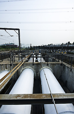 포토 JPG 해외이미지 남자 산업 선 밭 비즈니스 하늘 그림자 서기 사람없음 야외 초록색 물 빛 쌓기 금속 힘 장비 흐름 에너지 견과류 오픈 기름 숲 철 오브젝트 파이프 볼트 연료 가스 튜브 공학 흙더미 세대 내추럴 철강 콘크리트 파이프라인 해외202004 해외포토 자연요소 교육 음식 컬러 컨셉 농업 모션 재질 사람 흙 공구 파이프_관 파일형식 더미