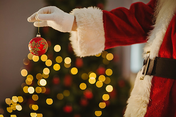 포토 JPG 해외이미지 백인 라이프스타일 노년 남자 크리스마스 거실 가정 아파트 주택 선물 한명 장식 크리스마스트리 산타클로스 축제 장식볼 축하 잡기 벽난로 전나무 크리스마스이브 노인남자한명만 해외202004 해외포토 서양인 나무 1 기념일 컨셉 모션 사람 성인 건물 생활 남자한명만 노인남자만 파일형식