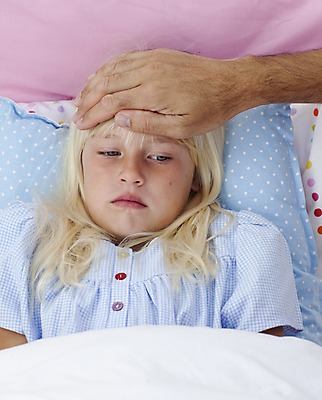 포토 JPG 해외이미지 백인 응시 딸 어린이 가족 실내 건강 한명 사람 상반신 앞모습 신체부위 눕기 침실 열 아빠 질병 간호 돌봄 의료성형뷰티 손짚기 소녀한명만 해외202004 해외포토 서양인 1 시선 뷰포인트 의학 관계 모션 손짓 내부 여자한명만 소녀만 파일형식