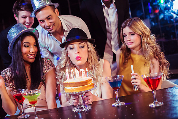 포토 JPG 해외이미지 백인 라이프스타일 여자 남자 행복 과일 탁자 함께함 실내 사람 이벤트 여러명 20대 성인 30대 파티 케이크 검은색 우정 축하 잡기 칵테일 바 생일 화려 야간 클럽 흥분 스타일 성인만 유흥 해외202004 해외포토 자연요소 서양인 기념일 감정 컬러 가구 다수 컨셉 모션 디저트 주류 청년 내부 생활 장년 친구 파일형식