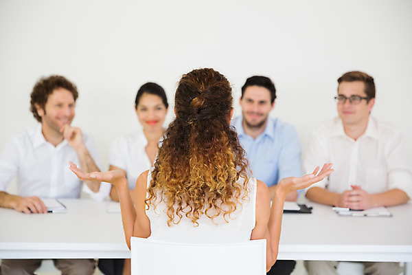 포토 JPG 해외이미지 백인 응시 여자 남자 실내 미소 앉기 손짓 여러명 상반신 20대 성인 30대 사무실 턱괴기 비즈니스우먼 면접 해외202004 해외포토 서양인 시선 다수 비즈니스 모션 표정 사람 청년 내부 장년 직장인 파일형식