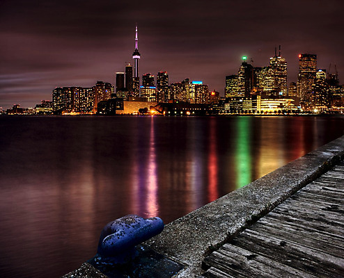 포토 JPG 해외이미지 호수 캐나다 건축양식 전등 사람없음 건물 빛 반사 탑 어둠 도시 도심 야간 저녁 스카이라인 토론토 랜드마크 해외202004 해외포토 자연요소 건축물 건축 북아메리카 조명 파일형식