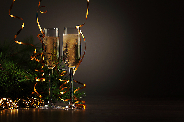 포토 JPG 해외이미지 디자인 기념일 행복 리본 음료 백그라운드 크리스마스 겨울 검은배경 새로움 기념 선물 사랑 사람없음 빛 상자 파티 축제 낭만 축하 알코올 샴페인 샴페인잔 해외202004 해외포토 계절 감정 컨셉 술잔 주류 이벤트 검은색 파일형식