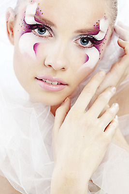 포토 JPG 해외이미지 모델 디자인 여자 얼굴 포즈 겨울 건강 관리 미술 한명 사람 성인 유행 페인트 화장품 흰색 피부 그림 공상 베일 완벽 스타일 해외202004 관능적 해외포토 1 계절 컬러 컨셉 문화예술 신체부위 뷰티 파일형식