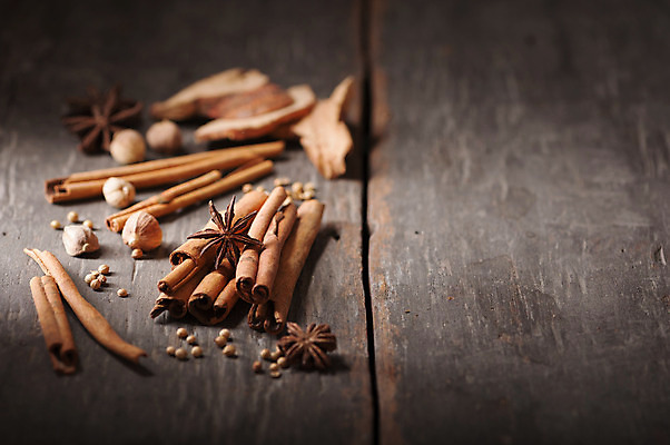 포토 JPG 해외이미지 음식 백그라운드 재료 탁자 건조 요리 사람없음 장식 갈색 주방 조미료 막대기 향신료 향 시나몬 해외202004 해외포토 컬러 가구 향미료 파일형식