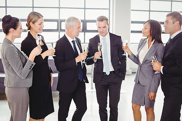포토 JPG 해외이미지 백인 라이프스타일 여자 남자 40대 중년 회사 비즈니스 성공 협력 직장 실내 서기 여러명 20대 성인 30대 사무실 축하 알코올 잡기 비즈니스맨 비즈니스우먼 우아함 샴페인 대표 동료 축배 소통 경영 해외202004 해외포토 서양인 다수 컨셉 관계 모션 주류 사람 청년 내부 생활 장년 직장인 파일형식