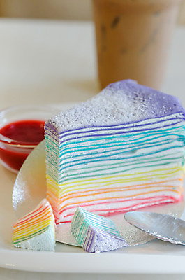 포토 JPG 해외이미지 접시 음식 분홍색 조각 무지개 오렌지 딸기 디저트 요리 사람없음 빨간색 초록색 파란색 컬러풀 노란색 케이크 식사 빵집 흰색 신선 달콤 맛 굽기 제비꽃 크림 시럽 층 크레이프 해외202004 해외포토 자연요소 식기 꽃 컬러 컨셉 과일 상점 구이 파일형식