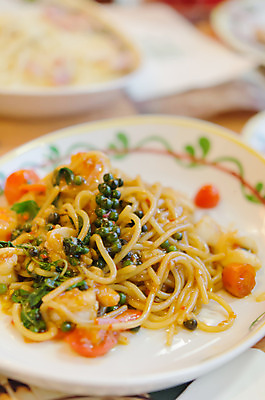 포토 JPG 해외이미지 접시 문화 채소 태국 고추 새우 파스타 스파게티 동양인 사람없음 식사 중국 면 해산물 향신료 매움 후추 해외202004 해외포토 식기 아시아 서양음식 갑각류 인종 맛 향미료 파일형식