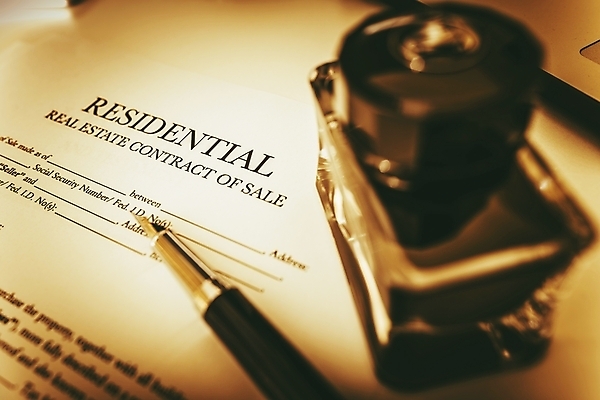 포토 JPG 해외이미지 종이 비즈니스 부동산 사람없음 가로 펜 만년필 믿음 어플리케이션 구매 인쇄 계약 사인 문서 대여 동의 세피아 지원 해외202004 해외포토 감정 촬영기법 쇼핑 필기구 재산 파일형식