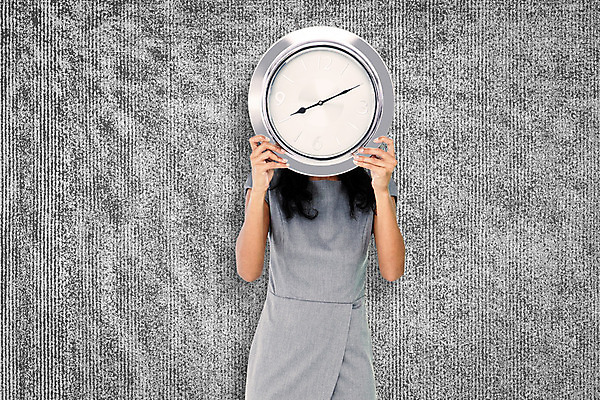 포토 JPG 해외이미지 여자 시계 백그라운드 한명 20대 회색 잡기 시간 비즈니스우먼 마감 해외202004 해외포토 1 컬러 비즈니스 모션 사람 청년 직장인 파일형식