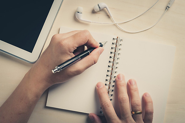 포토 JPG 해외이미지 라이프스타일 손 디자인 남자 종이 백그라운드 모바일 아이디어 신체부위 펜 다이어리 공책 해외202004 해외포토 컨셉 문구용품 사람 생활 필기구 사무용품 파일형식