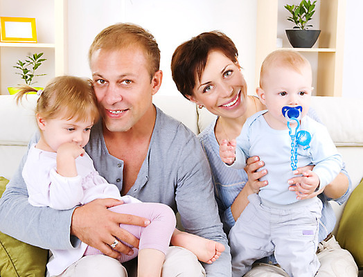 포토 JPG 해외이미지 백인 라이프스타일 여자 남자 딸 행복 아들 어린이 가족 포옹 엄마 주택 함께함 실내 사랑 사람 앉기 소년 여러명 성인 내부 30대 소파 기쁨 방 아기 4 그룹 아빠 리빙 표현성 해외202004 해외포토 서양인 감정 다수 컨셉 의자 관계 안기 모션 건물 생활 장년 숫자 파일형식