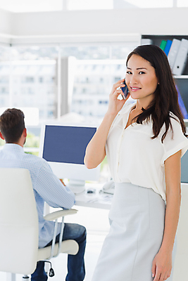 포토 JPG 해외이미지 디자인 응시 여자 남자 비즈니스 탁자 직장 서기 앉기 동양인 20대 두명 스마트폰 사무실 업무 비즈니스우먼 디자이너 무선전화기 책상 동료 해외202004 해외포토 직업 시선 가구 회사 관계 모션 사람 인종 청년 핸드폰 스마트기기 작업 직장인 전화기 파일형식