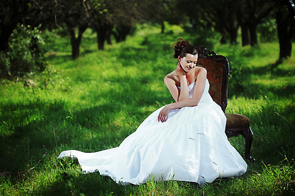 포토 JPG 해외이미지 주간 공원 여자 신부 결혼 의자 한명 풍경 성인 야외 옆모습 정원 골동품 성인여자한명만 해외202004 해외포토 자연요소 1 공공시설 뷰포인트 가구 사람 이벤트 여자한명만 성인여자만 파일형식