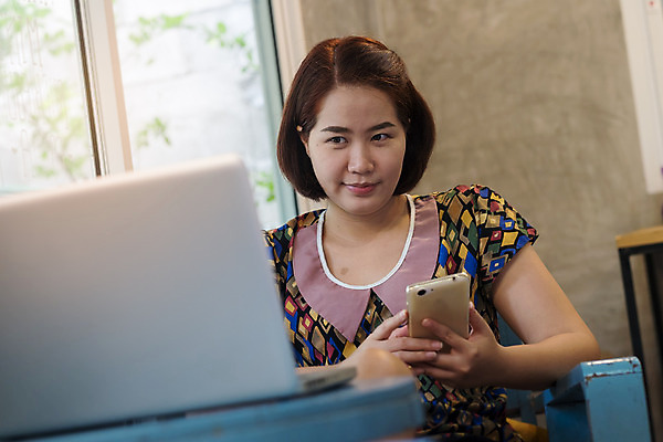 포토 JPG 해외이미지 라이프스타일 인터넷 비즈니스 사업가 통신 모바일 휴식 노동자 직장 한명 노트북 스마트폰 핸드폰 컴퓨터 사무실 디지털 공책 장비 정보 업무 네트워크 서핑 작업실 연결 휴대용 디자이너 무선전화기 스마트 자영업 전자상거래 단절 블로거 소셜 프리랜서 힙스터 해외202004 해외포토 직업 1 패션 컨셉 회사 문구용품 사람 생활 전자제품 스마트기기 수상스포츠 작업 전화기 오브젝트 파일형식