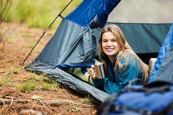 포토 JPG 해외이미지 백인 라이프스타일 여자 행복 자연 휴가 텐트 한명 20대 성인 야외 캠핑 자유 시골 숲 캠핑장 성인여자한명만 성인만 해외202004 해외포토 서양인 1 감정 컨셉 레저 캠핑도구 사람 청년 생활 생태계 여자한명만 성인여자만 파일형식