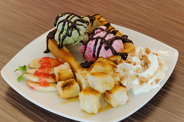 포토 JPG 해외이미지 접시 음식 빵 분홍색 딸기 아이스크림 디저트 사람없음 초록색 갈색 노란색 초콜릿 흰색 달콤 아침식사 크림 시럽 해외202004 해외포토 식기 컬러 과일 식사 맛 파일형식