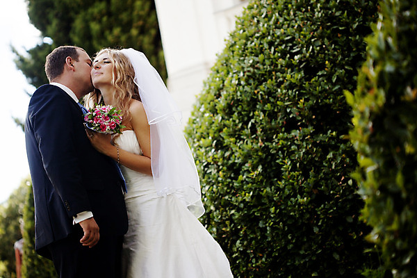 포토 JPG 해외이미지 주간 커플 공원 여자 남자 신부 결혼 결혼식 성인 야외 두명 옆모습 낭만 성인만 해외202004 해외포토 자연요소 공공시설 뷰포인트 컨셉 관계 사람 이벤트 파일형식