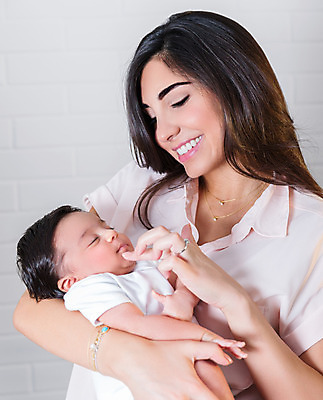 포토 JPG 해외이미지 백인 라이프스타일 여자 행복 가족 안기 엄마 사랑 사람 상반신 성인 두명 앞모습 옆모습 부모 육아 아기 잠 돌봄 해외202004 해외포토 서양인 감정 뷰포인트 관계 모션 생활 파일형식