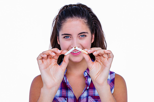 포토 JPG 해외이미지 백인 여자 담배 한명 들기 상반신 20대 성인 앞모습 자르기 흰배경 금연 담배꽁초 성인여자한명만 해외202004 해외포토 서양인 1 캠페인 뷰포인트 백그라운드 모션 사람 청년 흰색 사회이슈 여자한명만 성인여자만 파일형식