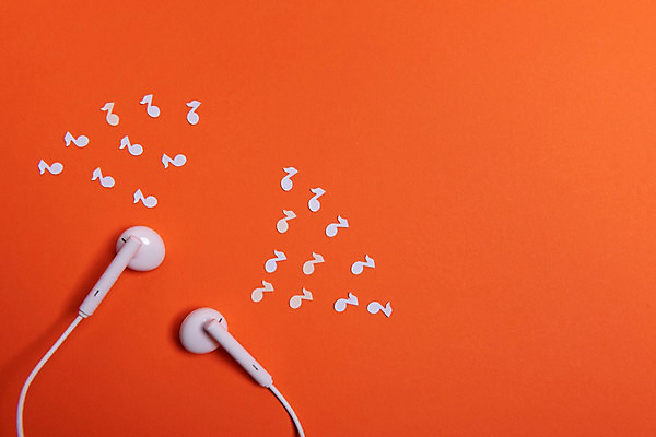 포토 JPG 해외이미지 디자인 종이 문화 음악 이어폰 백그라운드 컨셉 오렌지 모바일 아이디어 사람없음 세로 스마트폰 디지털 헤드폰 소리 듣기 장비 흰색 플랫 휴대용 오브젝트 전자 귀 오디오 철사 스테레오 뮤지컬 스타일 해외202004 해외포토 컬러 음향기기 과일 모션 문화예술 신체부위 전자제품 핸드폰 스마트기기 파일형식