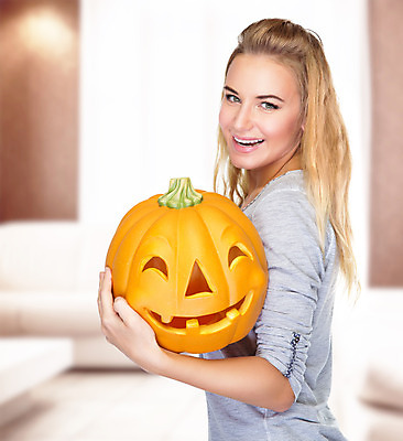 포토 JPG 해외이미지 전통 계절 여자 행복 음식 조각 채소 과일 호박 주택 기념 한명 미소 웃음 들기 사람 장식 노란색 축제 기쁨 할로윈 가을 흰색 축하 표현 잡기 주부 10월 성인여자한명만 해외202004 해외포토 1 감정 컬러 컨셉 모션 표정 건물 날짜 여자한명만 성인여자만 파일형식