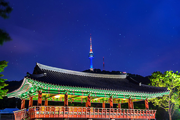 포토 JPG 해외이미지 아시아 건축양식 산 서울 한국 동양인 풍경 사람없음 강 도시풍경 반사 탑 도시 N 야간 장면 스카이라인 남쪽 랜드마크 해외202004 해외포토 자연요소 건축물 알파벳 건축 나라 인종 방향 파일형식