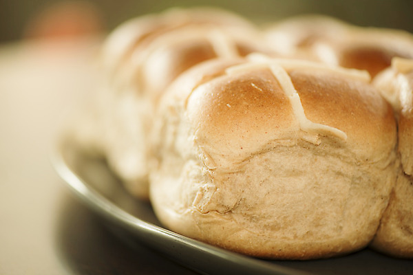 포토 JPG 해외이미지 전통 종교 음식 십자가 과일 휴가 디저트 부활절 건강 사람없음 케이크 빵집 축하 대접 신선 뜨거움 달콤 굽기 심볼 버터 번 해외202004 해외포토 기념일 빵 컨셉 상점 맛 구이 파일형식