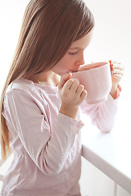 포토 JPG 해외이미지 라이프스타일 커피 어린이 분홍색 겨울 아침 주택 따뜻함 관리 한명 컵 카페 머그컵 추위 마시기 잡기 뜨거움 달콤 아침식사 부드러움 코코아 정물화 파스텔톤 해외202004 해외포토 주간 1 식기 계절 음료 컬러 모션 사람 건물 생활 상점 식사 감각 맛 그림 파일형식