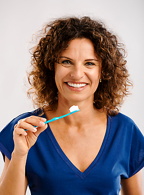 포토 JPG 해외이미지 1 여자 행복 감정 얼굴 백그라운드 엄마 건강 치과 한명 사람 파란색 약 회색 표현 대접 붓 자신감 입 중앙 치아 칫솔 치과의사 돌봄 미백 위생관리 의료성형뷰티 해외202004 해외포토 컬러 의학 가족 모션 병원 관리 신체부위 위생용품 의사 소화기관 파일형식