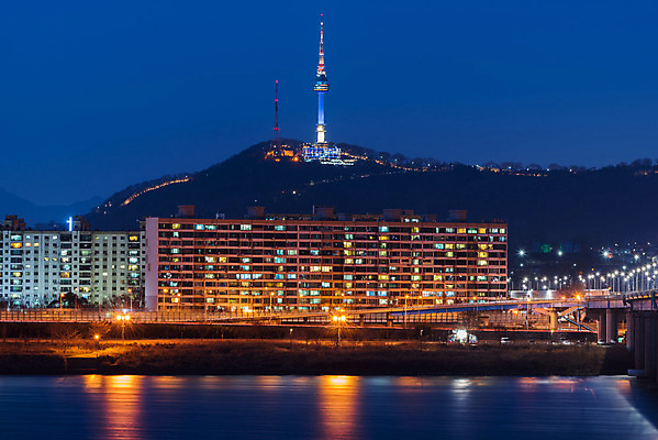 포토 JPG 해외이미지 아시아 여행 비즈니스 건축양식 산 서울 한국 안테나 동양인 풍경 사람없음 건물 금융 도시풍경 탑 텔레비전 어둠 황혼 새벽 도시 센터 N 도심 야간 저녁 장면 지역 대도시 스카이라인 남쪽 해외202004 해외포토 자연요소 건축물 알파벳 건축 나라 통신 인종 경제 전자제품 일몰 방향 파일형식
