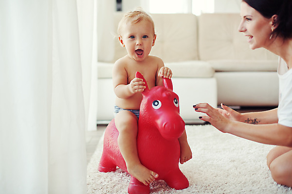 포토 JPG 해외이미지 백인 1 라이프스타일 행복 유럽 어린이 장난 놀이 바닥 주택 실내 한명 미소 사람 소년 내부 빨간색 장난감 침묵 카펫 방 게임 아기 승마 연도 기저귀 긍정 고무 당나귀 걸음마 옛날 해외202004 해외포토 서양인 남자 감정 나라 스포츠 컬러 컨셉 모션 표정 건물 생활 소리 아기용품 말_동물 파일형식