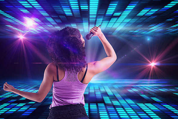 포토 JPG 해외이미지 헤어스타일 여자 노래 청소년 한명 청년 컴퓨터그래픽 파란색 빛 파티 디지털 에너지 가수 시원함 엉덩이 타일 마이크 클럽 디스코 펑키 노래방 스타일 유흥 혼혈 해외202004 해외포토 1 음악 컬러 음향기기 사람 이벤트 성인 신체부위 그래픽 음악가 춤 다문화 파일형식