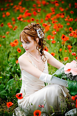 포토 JPG 해외이미지 모델 헤어스타일 드레스 여자 꽃 얼굴 꽃다발 포즈 밭 자연 한명 사람 앉기 초원 야외 빨간색 초록색 여름 침묵 봄 자유 시골 다발 장면 양귀비 해외202004 해외포토 식물 1 옷 계절 컬러 컨셉 농업 모션 신체부위 소리 생태계 파일형식