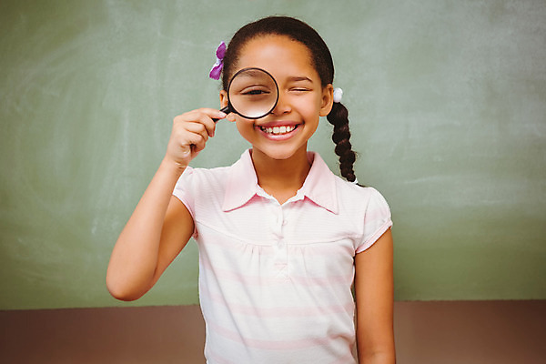 포토 JPG 해외이미지 학생 여학생 여자 교육 어린이 교실 학교 돋보기 실내 초등학교 한명 서기 학습 칠판 잡기 검은머리 엮은 소녀한명만 해외202004 해외포토 1 헤어스타일 모션 사람 내부 여자한명만 소녀만 파일형식