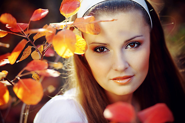 포토 JPG 해외이미지 모델 응시 여자 얼굴 잎 한명 사람 성인 야외 빨간색 청춘 가을 신선 피부 입술 성인여자한명만 해외202004 해외포토 식물 1 시선 계절 컬러 컨셉 신체부위 여자한명만 성인여자만 파일형식